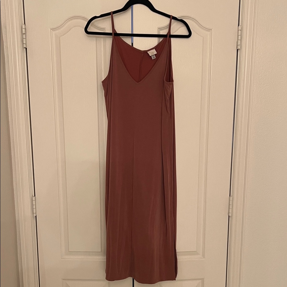 Chic Sleeveless Midi Dress in Warm Brown